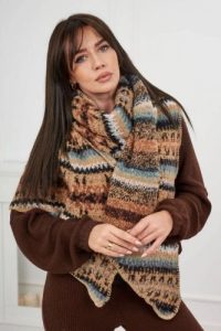 6072 Szal damski camelowy + czarny. Czarne szaliki Kesi Włoski, z aplikacjami, z materiału. Za 150,97 zł.
