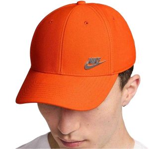 Strukturalna Czapka Z Daszkiem Z Metalowym Logo Klubu. Brązowe czapki Nike, bez wzorów. Za 143,99 zł.