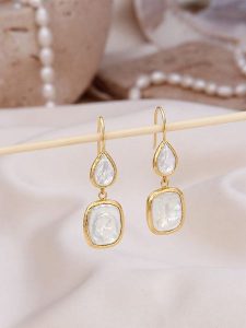 Pierres de Jade Pozłacane kolczyki z perłami rozmiar: onesize. Białe kolczyki Pierres de Jade, z perłą, pozłacane. Za 109,78 zł.