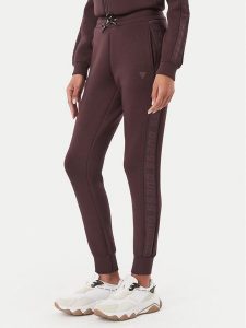 Guess Spodnie dresowe V2YB18 K7UW2 Brązowy ciemny Regular Fit. Brązowe spodnie dresowe Guess, xxs, z aplikacjami, z dresówki. Za 364,99 zł.