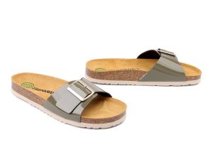 DR. BRINKMANN 700867-07 grun, klapki damskie. Zielone klapki Dr. Brinkmann, bez wzorów, bez obcasa. Za 154,90 zł.