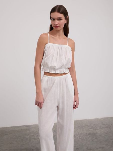 BGN Top w kolorze białym rozmiar: 38. Białe topy BGN, bez wzorów, z bawełny, bez kołnierzyka, bez ramiączek. Za 37,38 zł.