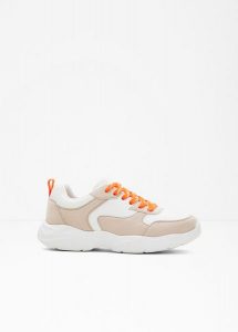 Sneakersy. Białe buty sportowe bonprix, bez wzorów, bez zapięcia. Za 114,99 zł.