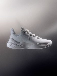4F Niskie buty do sportów halowych Destroyer damskie - białe 40. Białe buty sportowe 4f, bez wzorów, z gumy, bez zapięcia, na fitness i siłownię. Za 399,99 zł.