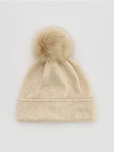 Czapka beanie z pomponem - kremowy. Białe czapki Reserved, bez wzorów. Za 79,99 zł.