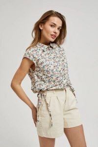 Koszula w kwiatki z kołnierzykiem i krótkimi rękawami beżowa. Brązowe koszule MOODO, m, bez wzorów, bez kołnierzyka, bez ramiączek. W wyprzedaży za 30,99 zł.