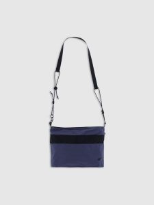 4F Saszetka crossbody uniseks - granatowa Uniwersalny. Szare nerki i saszetki 4f, bez wzorów, z dzianiny. W wyprzedaży za 59,99 zł.