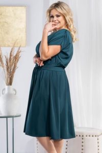 Sukienka rozkloszowana marszczona odcinana marszczona ANICETA butelkowa zieleń. Zielone sukienki KARKO, do pracy, na lato, plus size, bez wzorów, z elastanu, biznesowe, bez kołnierzyka, plus size, bez ramiączek, midi, proste. Za 159,50 zł.