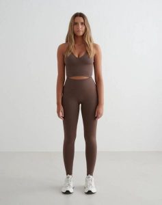 Damskie legginsy dłuższe, wysoki stan, invisible scrunch Shape Seamless brązowe. Brązowe legginsy AIM'N, bez wzorów, z dzianiny, z podwyższonym stanem, długie. Za 301,00 zł.