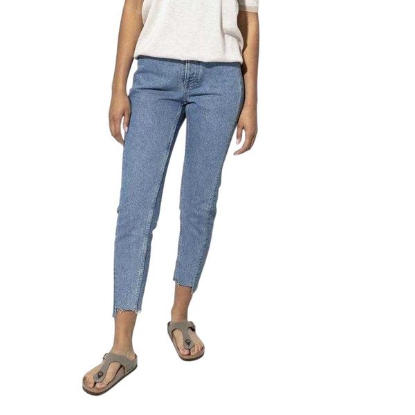 Damskie Skórzane Klapki Gizeh. Białe klapki Birkenstock, bez wzorów, z materiału, bez obcasa, na słupku. Za 319,00 zł.