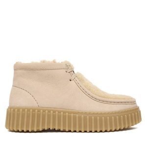 Trzewiki Clarks. Brązowe botki Clarks, bez wzorów, bez obcasa, na płaskiej podeszwie, bez zapięcia. Za 569,99 zł.