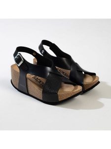 BACKSUN Sandały "Brindisi" w kolorze czarnym na koturnie rozmiar: 37. Czarne sandały Backsun, bez wzorów, z materiału, z otwartym noskiem, bez obcasa, na koturnie, bez zapięcia. Za 145,26 zł.