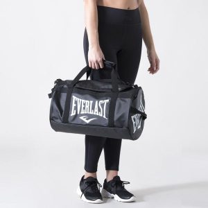 IKONICZNA TORBA SPORTOWA CZARNY POLIESTER. Czarne torby podróżne i sportowe EVERLAST, bez wzorów, z poliesteru. Za 219,99 zł.