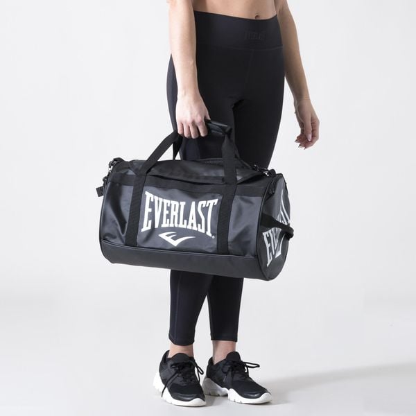 IKONICZNA TORBA SPORTOWA CZARNY POLIESTER. Czarne torby podróżne i sportowe EVERLAST, bez wzorów, z poliesteru. Za 199,99 zł.