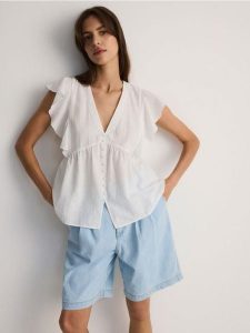 Krótka koszula z falbanami - złamana biel. Koszule Reserved, l, bez wzorów, z bawełny, bez kołnierzyka, bez ramiączek. W wyprzedaży za 69,99 zł.