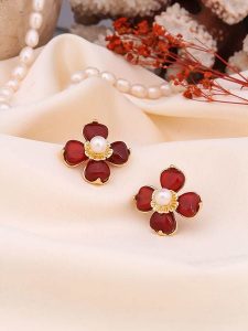 Pierres de Jade Pozłacane kolczyki-wkrętki z perłami i koralami rozmiar: onesize. Białe kolczyki Pierres de Jade, z koralem, pozłacane. Za 39,99 zł.