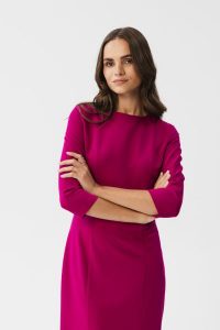 Elegancka sukienka ołówkowa z rozcięciem fioletowa. Fioletowe sukienki Stylove, l, bez wzorów, eleganckie, bez kołnierzyka, bez ramiączek, ołówkowe. Za 289,00 zł.