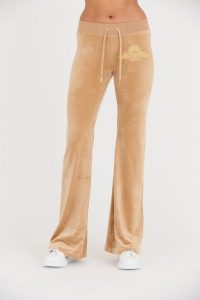 JUICY COUTURE Beżowe spodnie Arched Metallic Layla. Brązowe spodnie dresowe Juicy Couture, s, bez wzorów, z dresówki. W wyprzedaży za 349,99 zł.