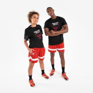 Koszulka do gry w koszykówkę unisex Tarmak NBA Chicago Bulls TS 900. Czarne bluzki TARMAK, xl, bez wzorów, z bawełny, sportowe, bez kołnierzyka, bez ramiączek. Za 79,99 zł.