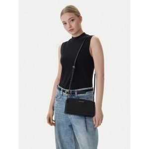 Torebka MICHAEL Michael Kors. Czarne torebki klasyczne MICHAEL Michael Kors, bez wzorów, bez dodatków. Za 601,99 zł.