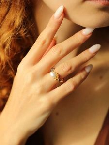 Pierres delicates Pozłacany pierścionek z perłą i cyrkoniami rozmiar: onesize. Białe pierścionki Pierres delicates, z cyrkonią, pozłacane. Za 39,99 zł.