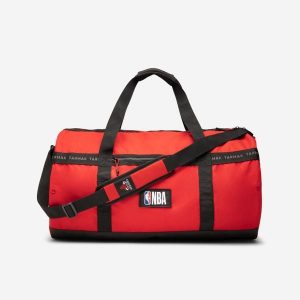 Torba sportowa do koszykówki - Duffel Bag Tarmak NBA Bulls. Czerwone torby podróżne i sportowe TARMAK, bez wzorów, z materiału. Za 129,99 zł.