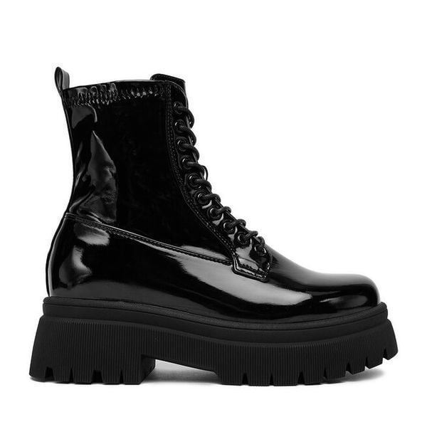 Trzewiki DeeZee. Czarne botki DeeZee, bez wzorów, bez obcasa, na płaskiej podeszwie, bez zapięcia. Za 199,99 zł.