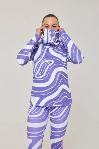 Damska koszulka termoaktywna z wysokim dekoltem Purple Swirl. Fioletowe koszule nocne OOSC, bez wzorów, z materiału, bez ramiączek. Za 294,99 zł.