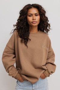 Bluza damska o kroju oversize z HAFTEM w kolorze CAMEL - CRAFT-UNI. Brązowe bluzy Marsala, m, bez wzorów, z bawełny, bez kaptura. Za 349,90 zł.