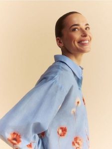 Bawełniana koszula w kwiaty - wielobarwny. Koszule Reserved, l, bez wzorów, z bawełny, bez kołnierzyka, bez ramiączek. Za 119,99 zł.