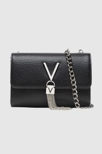 VALENTINO Czarna kopertówka Divina ze srebnymi okuciami. Czarne torebki klasyczne Valentino by Mario Valentino, bez wzorów, bez dodatków. W wyprzedaży za 188,99 zł.