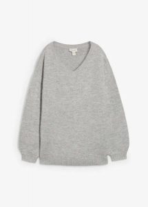 Sweter z dekoltem w serek. Niebieskie swetry klasyczne bonprix, bez kołnierzyka. Za 97,99 zł.