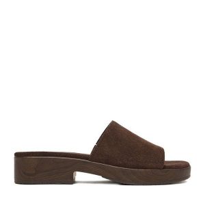 Klapki GINO ROSSI. Brązowe klapki Gino Rossi, bez wzorów, bez obcasa. Za 249,99 zł.