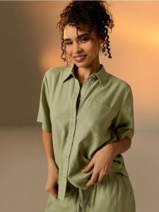 Wiskozowa koszula z krótkim rękawem z domieszką lnu - zielony. Zielone koszule Sinsay, l, bez wzorów, z wiskozy, bez kołnierzyka, bez ramiączek. Za 39,99 zł.