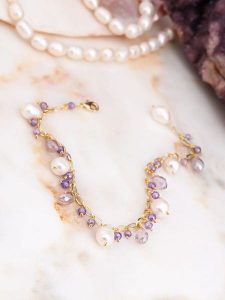 L'Atelier de Gaia Pozłacana bransoletka z ametystem i perłami rozmiar: onesize. Białe bransoletki L'Atelier de Gaia, z ametystem, pozłacane. Za 52,99 zł.