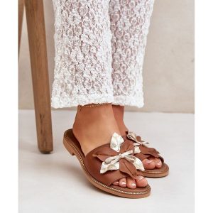 Klapki Z Ozdobą Skóra Naturalna Zazoo 3574/Z Camel brązowe. Brązowe klapki z aplikacjami, ze skóry, bez obcasa, na obcasie. Za 404,50 zł.