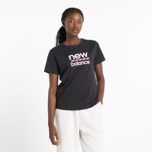 Koszulka damska New Balance WT51540BK – czarna. Czarne bluzki New Balance, m, bez wzorów, z bawełny, klasyczne, bez kołnierzyka, bez ramiączek. Za 119,99 zł.