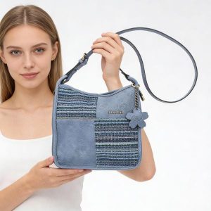 Torebka damska Laura Vita, z materiału syntetycznego z fakturowanym panelem regulowany pasek na ramię dekoracyjna zawieszka kompaktowa forma do codzi. Niebieskie listonoszki LAURA VITA, z aplikacjami, z syntetyku, na ramię, z tłoczeniem, bez dodatków. Za 289,00 zł.