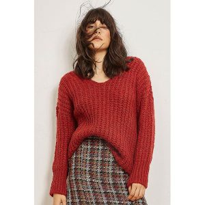 Sweter w kolorze ceglastym. Swetry oversize marki Lafaba. W wyprzedaży za 129,95 zł.