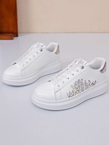 Sixth Sens Slippersy w kolorze srebrnym rozmiar: 37. Brązowe trampki Sixth Sens, bez wzorów, z gumy, bez zapięcia. Za 87,81 zł.