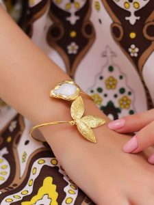 L'Atelier de Gaia Pozłacana bransoletka z perłą rozmiar: onesize. Białe bransoletki L'Atelier de Gaia, z perłą, pozłacane. Za 70,41 zł.