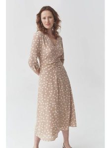 TATUUM Sukienka "Casia" w kolorze beżowym rozmiar: 44. Brązowe sukienki Tatuum, bez wzorów, z wiskozy, bez kołnierzyka, bez ramiączek, midi. Za 247,40 zł.