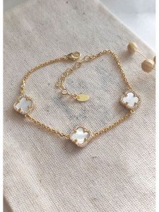 Miu Silver Pozłacana bransoletka z cyrkoniami i masą perłową rozmiar: onesize. Białe bransoletki Miu Silver, z cyrkonią, pozłacane. Za 169,67 zł.