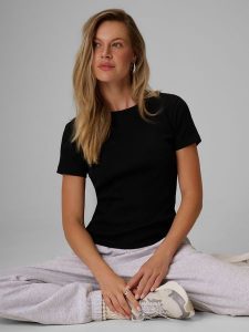 4F T-shirt slim z prążkowanej dzianiny damski - czarny M. Czarne t-shirty 4f, m, bez wzorów, z bawełny, bez kołnierzyka, bez ramiączek. Za 49,99 zł.