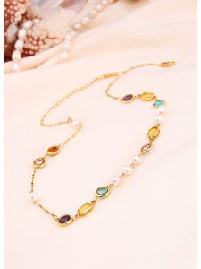 L'Atelier de Gaia Pozłacany naszyjnik perłami i cyrkoniami - dł. 50 cm rozmiar: onesize. Białe naszyjniki L'Atelier de Gaia, z cyrkonią, pozłacane. Za 174,43 zł.