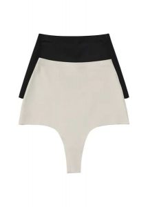 Stringi shape bezszwowe, średni stopień modelowania sylwetki (2 pary). Czarne stringi bonprix, bez wzorów. Za 77,99 zł.
