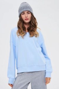 Bluza z dekoltem w serek błękitna. Niebieskie bluzy MOODO, l, bez wzorów, z bawełny, bez kaptura. Za 89,99 zł.