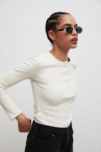 Dopasowany top z dekoltem na zatrzaski w kolorze BRIGHT BEIGE - MOODY NAP-XS. Brązowe topy Marsala, m, bez wzorów, z bawełny, bez kołnierzyka, bez ramiączek. Za 179,90 zł.