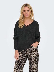 ONLY Sweter w kolorze czarnym rozmiar: XS. Czarne swetry oversize ONLY, xs, bez wzorów, ze splotem, bez ramiączek. Za 61,31 zł.