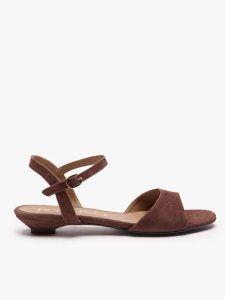 Brązowe sandały ze sprzączką. Brązowe sandały Ryłko, bez wzorów, z gumy, z okrągłym noskiem, bez obcasa, na obcasie, bez zapięcia. Za 379,99 zł.